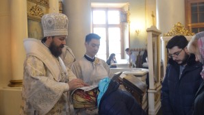 Чин присоединения к Православной Церкви временно отпавших от нее людей совершил митрополит Волоколамский Иларион