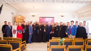 Митрополит Иларион и помощник Президента России А.А. Фурсенко вручили дипломы выпускникам Общецерковной аспирантуры
