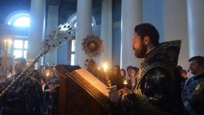 Митрополит Волоколамский Иларион совершил утреню Великой Пятницы с чтением двенадцати Страстных Евангелий