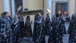 Митрополит Волоколамский Иларион совершил утреню с Чином погребения Господа нашего Иисуса Христа