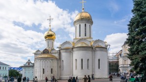 Le patriarche Cyrille a célébré les vêpres et l’hymne acathiste à saint Serge de Radonège à la laure de la Trinité-Saint-Serge