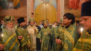 Le métropolite Hilarion de Volokolamsk a célébré les vigiles à l’église du Saint-Esprit de la laure de la Trinité-Saint-Serge