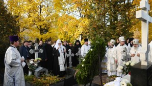 Предстоятель Русской Церкви совершил литию на могиле митрополита Никодима (Ротова)