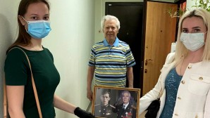 Des jeunes orthodoxes présentent leurs vœux aux vétérans de la Seconde guerre mondiale pour le jour de la Victoire