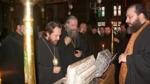 Όμιλος προσκυνητών με επικεφαλής τον Μητροπολίτη Βολοκολάμσκ Ιλαρίωνα έφτασε στην Ιερά Μονή Αγίου Παύλου