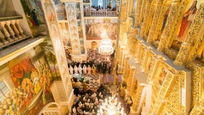 В Киево-Печерской лавре духовенство и верующие прощаются с Блаженнейшим митрополитом Владимиром