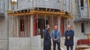 Мэр Вологды − побратима Страсбурга − посетил место строительства православного храма в парламентской столице Европы