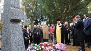 Consécration d’une croix-mémorial sur la tombe d’un représentant du Mouvement des Russes blancs près de Paris