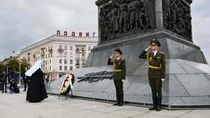 Cerimonia in Piazza della Vittoria a Minsk