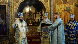 Le Patriarche Cyrille de Moscou et de toute la Russie et le métropolite Rostislav des Terres tchèques et de Slovaquie célèbrent la liturgie de la Dormition à l’église de la Dormition du kremlin de Moscou