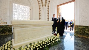 Святейший Патриарх Кирилл возложил цветы к могиле первого Президента Узбекистана