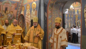 Les participants de l’Université d’été pour les représentants de l’Église orthodoxe en Amérique ont concélébré avec le métropolite Hilarion la liturgie au métochion patriarcal de Tchernigov