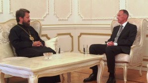 Συνάντηση του Μητροπολίτη Βολοκολάμσκ Ιλαρίωνα με τον Πρέσβη της Ρωσίας στην Ελλάδα κ. Α. Μάσλοφ