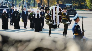 The Primate of the Russian Church lays a wreath at the Victory Monument in Minsk