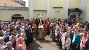 Divine Liturgy celebrated outside the cathedral captured by schismatics in Vinnitsa