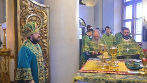В день памяти преподобного Варлаама Хутынского митрополит Иларион совершил литургию в храме в честь иконы Божией Матери «Всех скорбящих Радость»