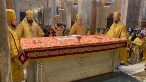 En la fête de saint Nicolas, le métropolite Hilarion de Volokolamsk a célébré la Divine liturgie sur les reliques du saint à Bari