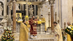 Le métropolite Hilarion de Volokolamsk a célébré la Divine liturgie sur les reliques de saint Nicolas à Bari